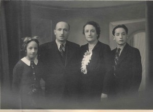 Photo de mes grands-parents Grometto-Jourdan, de mon père et de sa soeur.
